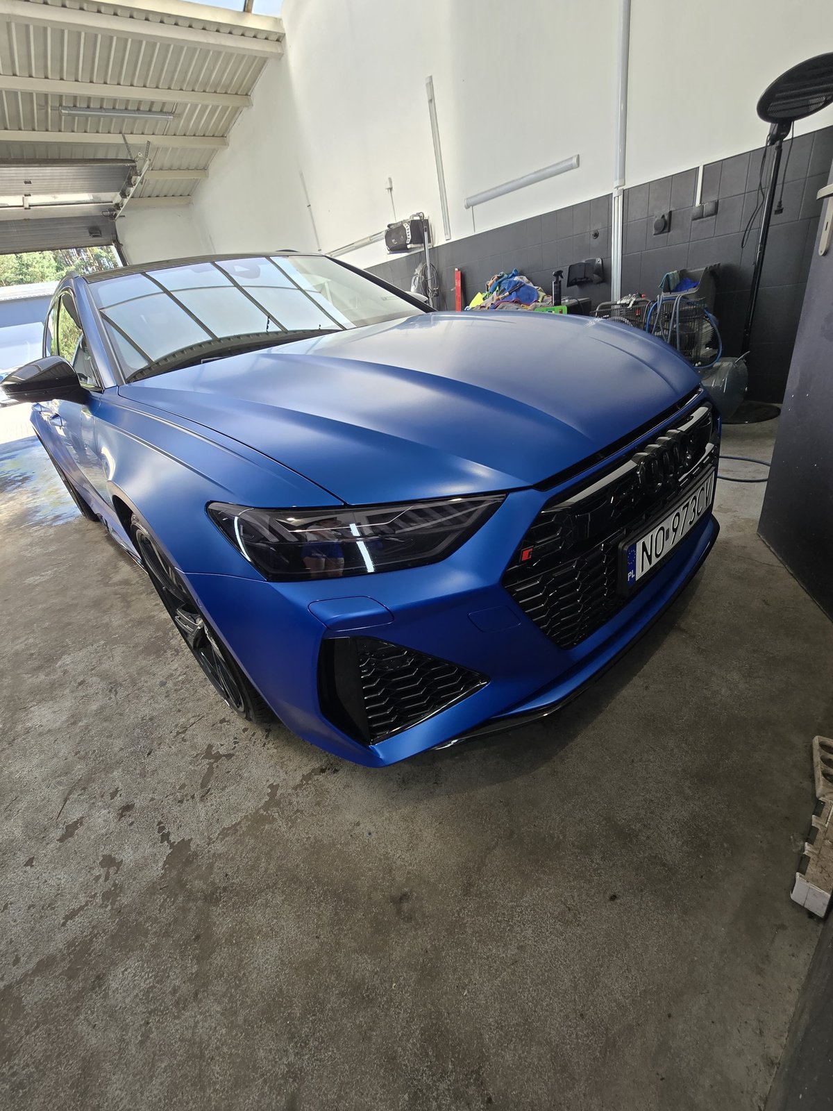 Audi RS — matowy niebieski lakier po detailingu